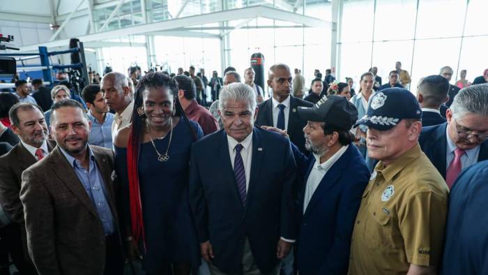 Atheyna Bylon (centro izq.) junto con el presidente de la República de Panamá, José Raúl Mulino, y Roberto Durán.