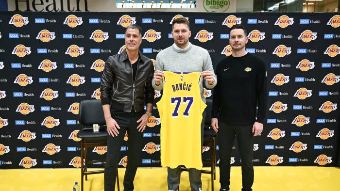 El nuevo jugador de Los Ángeles Lakers, Luka Doncic (centro).