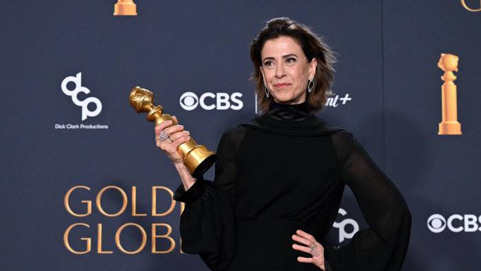 La actriz brasileña Fernanda Torres posa con el premio a la Mejor Actuación Femenina en una Película - Drama por “I’m Still Here” en la sala de prensa durante la 82.a edición anual de los Globos de Oro.