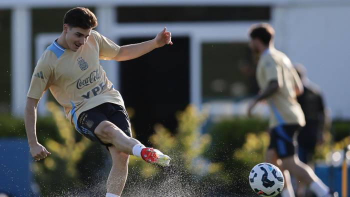 Julián Álvarez participa en un entrenamiento de la selección argentina en Buenos Aires.