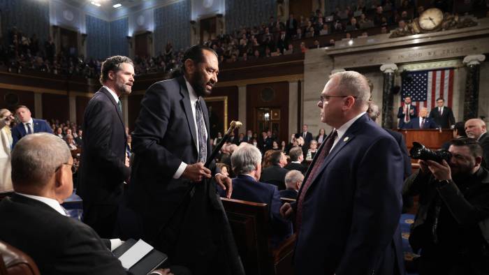 El representante Al Green, demócrata de Texas, es retirado de la Cámara de Representantes después de interrumpir al presidente de EE. UU., Donald Trump.