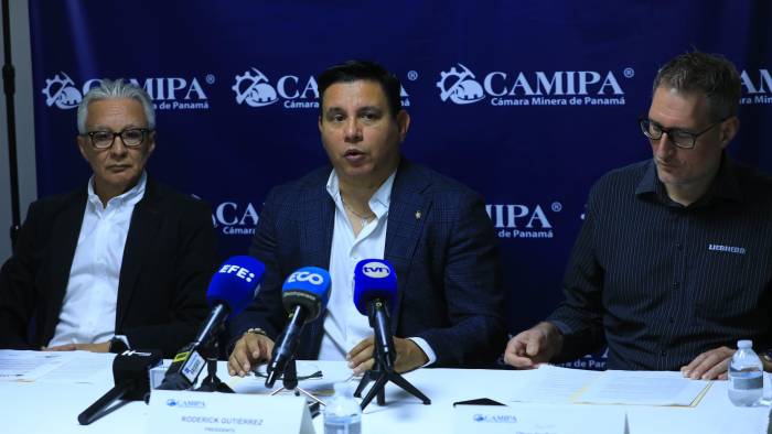 Directivos de la Camipa en conferencia de prensa: Zorel Morales, director ejecutivo; Roderick Gutiérrez, presidente y Oliver Hoelzer, vicepresidente.