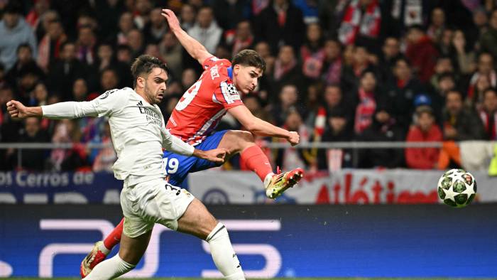 Raúl Asencio (izq.) y Julián Álvarez durante un partido de la UEFA Champions League.