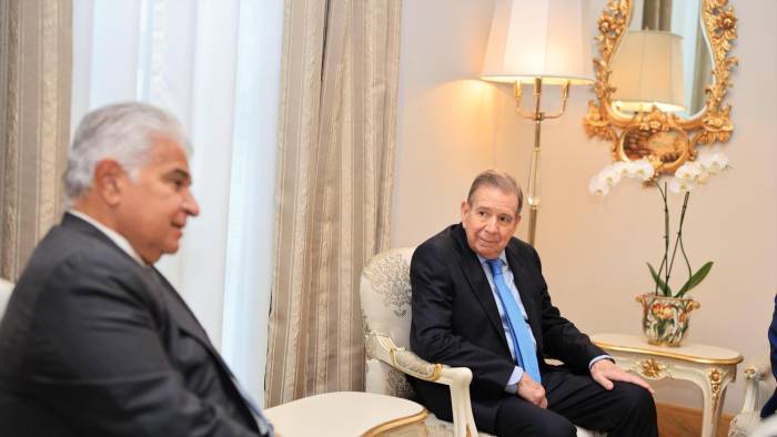 González Urrutia (der.) en su reunión con el presidente de la República, José Raúl Mulino, en el Palacio de las Garzas.