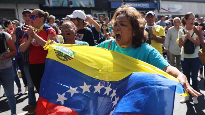 Simpatizantes del líder opositor venezolano Edmundo González Urrutia animan en una concentración este jueves en la ciudad de Caracas, Venezuela.