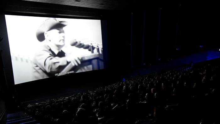 Proyección del documental la noche del estreno.