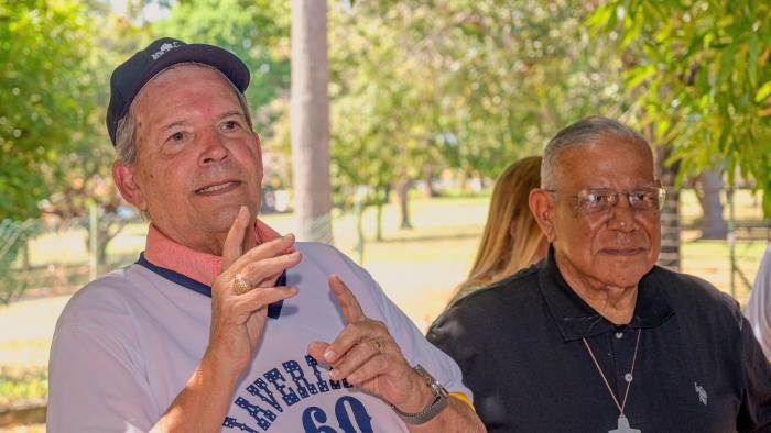 Ricardo Díaz y el sacerdote Javier Bárcenas.