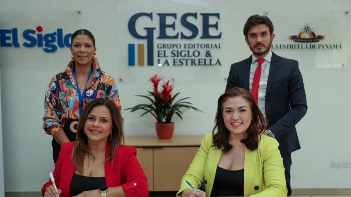 Firma de acuerdo con los representantes de la Feria Internacional del Bebé y Grupo GESE.