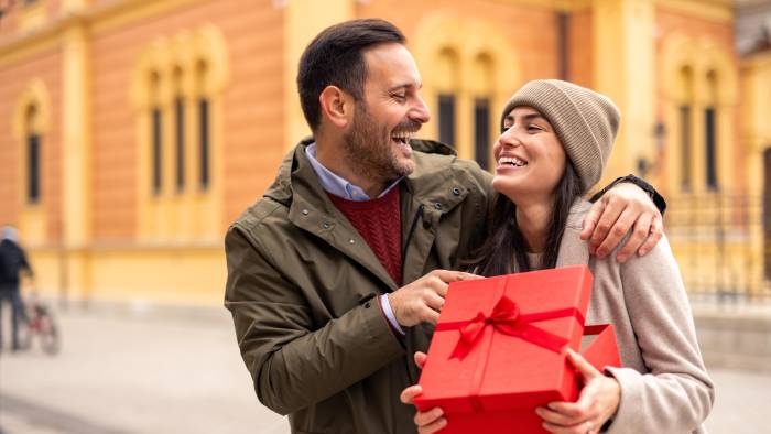 En San Valentín muchas personas prefieren recibir ropa, un día libre o perfumes.