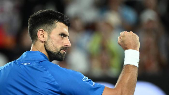 Novak Djokovic celebra un punto durante el partido ante Carlos Alcaraz.