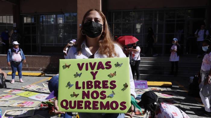 Fotografía de archivo de colectivos de mujeres realizan un plantón en el Día Internacional de la Eliminación de la Violencia contra la Mujer, en Tegucigalpa.