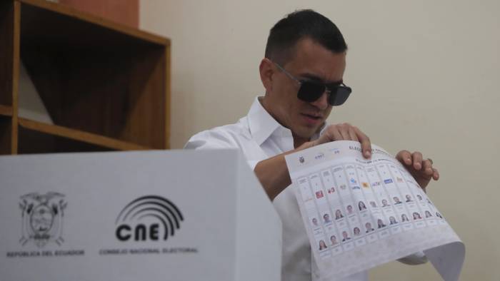 El presidente de Ecuador, Daniel Noboa, muestra su voto este 9 de febrero de 2025, en un puesto de votación en Olón (Ecuador).