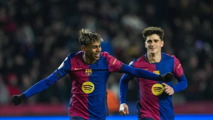 El delantero del Barcelona Lamine Yamal (izq.) celebra tras marcar el quinto gol ante el Betis.