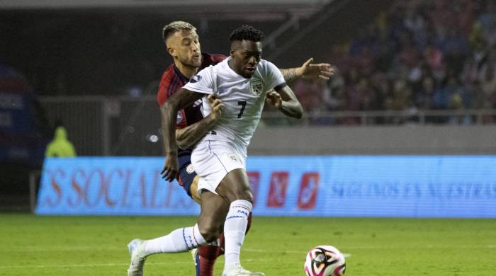 José Luis Rodríguez (der.) durante el juego frente a Costa Rica.