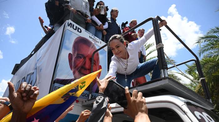 La líder opositora venezolana María Corina Machado saluda a sus partidarios desde lo alto de un camión durante una manifestación para protestar por los resultados de las elecciones presidenciales, en Caracas el 3 de agosto de 2024.