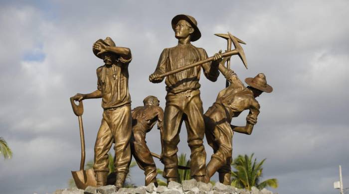 En el monumento se aprecia a cuatro trabajadores, debidamente identificados con sus nombres, lugar de procedencia y fecha en que llegaron a Panamá.