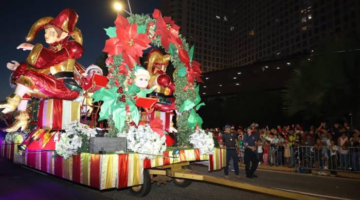 Desfile de carrozas durante la Navidad 2023.