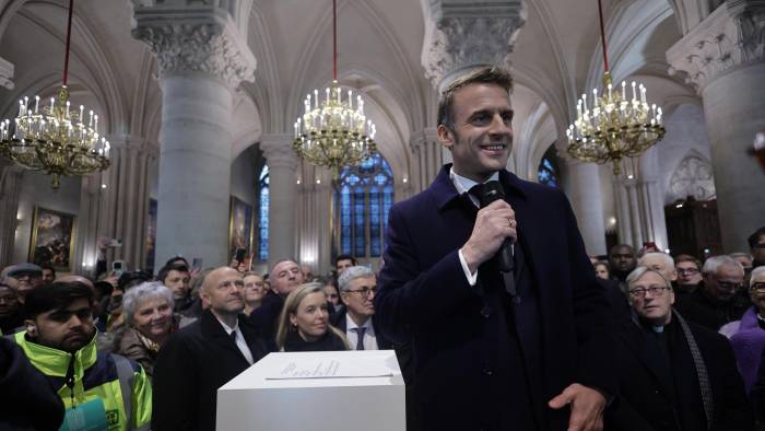 El presidente francés, Emmanuel Macron (C), pronuncia un discurso durante una visita a la catedral de Notre-Dame de París.