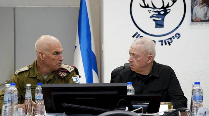 El ministro de Defensa de Israel, Yoav Gallant (d), durante su evaluación de la situación en el norte junto al Comando Norte del Ejército y junto al mayor general, Ori Gordin (i).