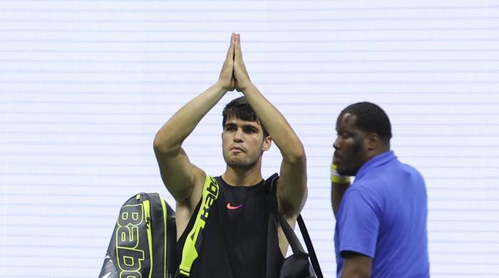 Carlos Alcaraz se despide del público tras su derrota ante el holandés Botic van De Zandschulp en la segunda ronda del Abierto de Estados Unidos.