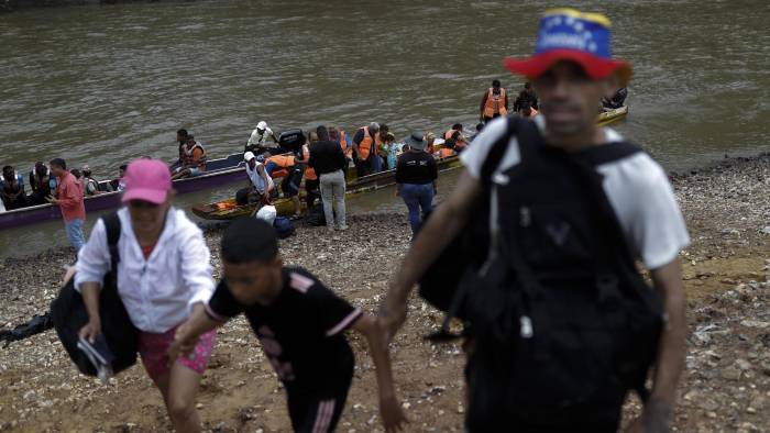 Fotografía de archivo que muestra a migrantes caminando hacia la Estación Temporal de Recepción Migratoria, en Lajas Blancas en Darién.