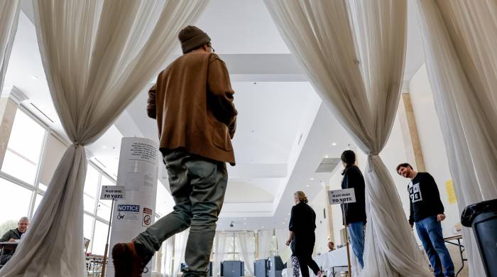 Ciudadanos emiten su voto en el recinto electoral de Park Tavern, en el condado de Fulton, el día de las elecciones en Atlanta, Georgia.