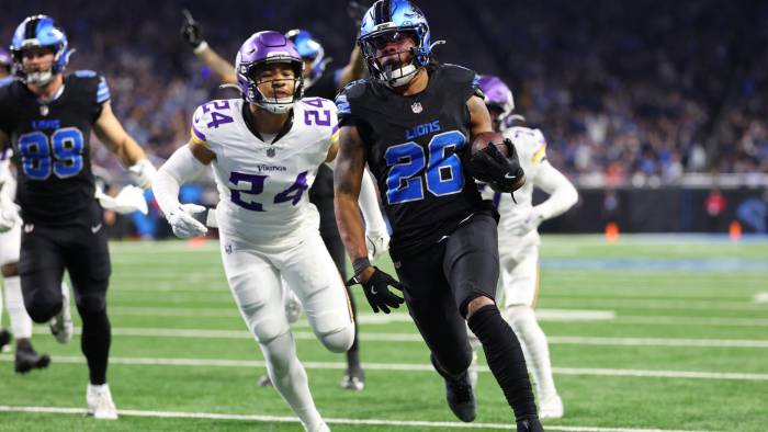 Jahmyr Gibbs (der.) de los Detroit Lions durante el partido frente a los Minnesota Vikings.