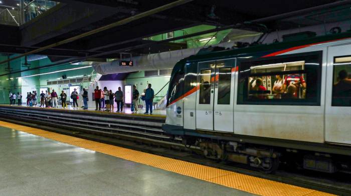 Pasajeros esperan la llegada de un tren de la Línea 1.