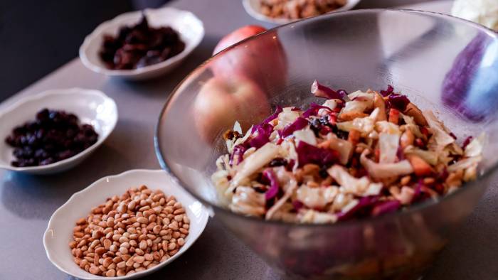 Ensalada con col, nueces y granada.