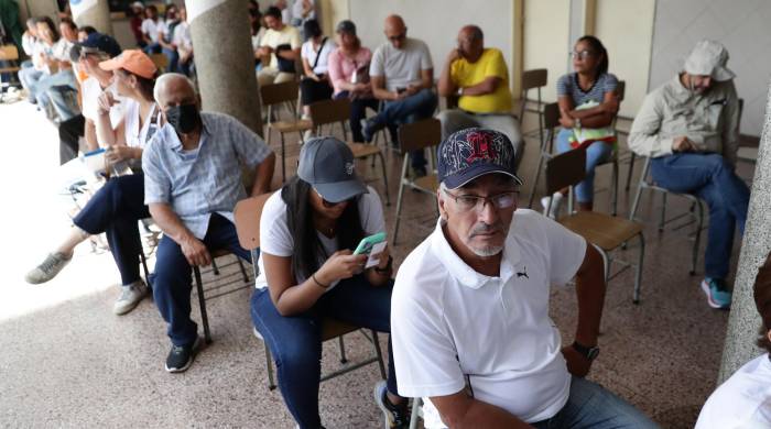 Personas llegan a votar este domingo 28 de julio de 2024 a un centro de votación en Caracas (Venezuela).