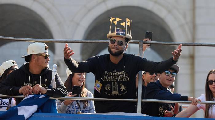 Los Dodgers de Los Angeles celebran el título de la Serie Mundial con su fanaticada.