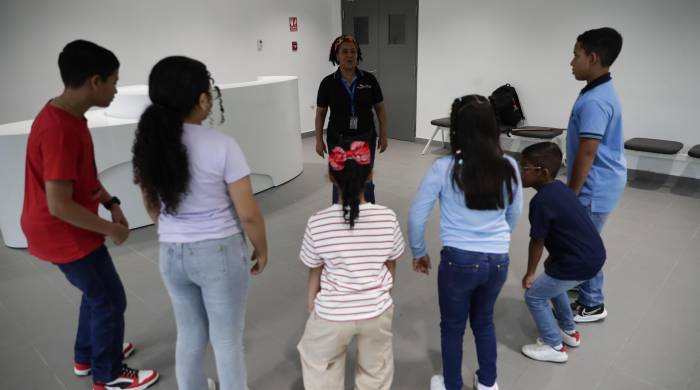 Fotografía fechada el 14 de junio de 2024 de niños que participan en talleres culturales en la ciudad de las artes, en la ciudad de Panamá.