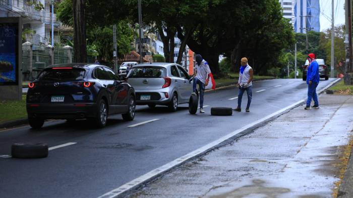 Encapuchados cierren la vía Manuel Espinosa Batista frente la Universidad de Panamá.