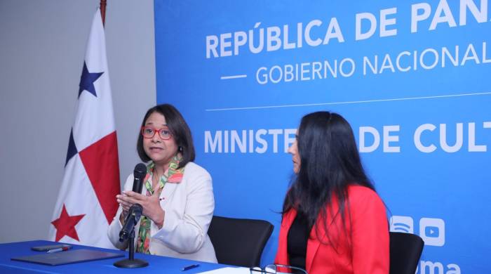 La ministra de Cultura, Giselle González Villarrué, hizo entrega de los certificados.