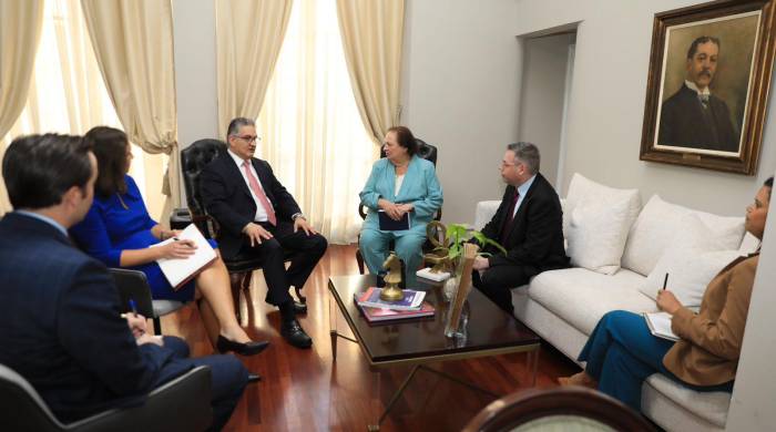 Orillac recibió en el Palacio de Las Garzasa a la embajadora de Estados Unidos, Mari Carmen Aponte, y el subsecretario Adjunto para América Central de la Oficina de Asuntos del Hemisferio Occidental, Eric Jacobstein.