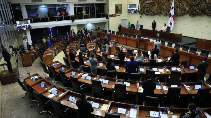 La presidenta de la Asamblea, Dana Castañeda, afirmó que gracias a que la entidad publica la planilla, la diputada Chandler pudo detectar el error, el cual dijo, se procederá a corregir.