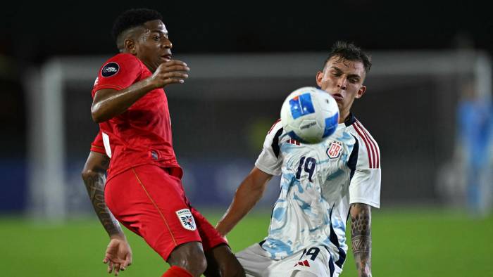 El panameño, César Blackman (izq.) y el tico, Kenneth Vargas durante un partido por la Liga de Naciones de la Concacaf.