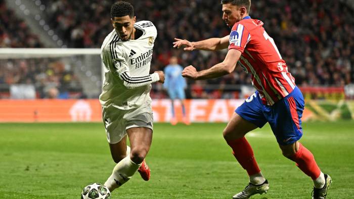 El centrocampista inglés del Real Madrid, #05 Jude Bellingham, es desafiado por el defensor francés del Atlético de Madrid, #15 Clément Lenglet, durante el partido de vuelta de los octavos de final de la UEFA Champions League entre el Club Atlético de Madrid y el Real Madrid CF en el estadio Metropolitano de Madrid el 12 de marzo de 2025.