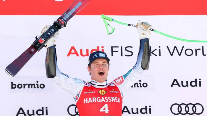 Fredrik Moeller celebra su primera victoria en la Copa del Mundo de esquí alpino.