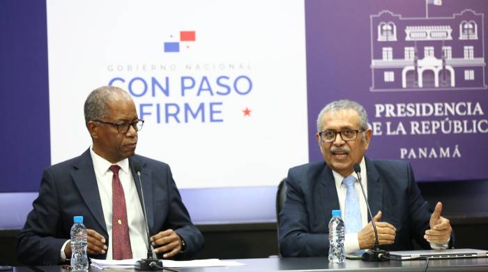 Rogelio Gordón (Izq.), subdirector designado de la CSS, junto a Francisco Bustamente, asesor designado de la nueva administración de la institución.