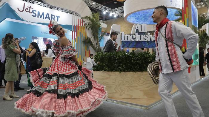 Artistas bailan este miércoles, durante la Vitrina Turística ANATO 2025 en Bogotá.