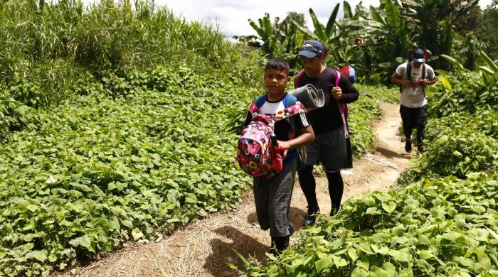 Migrantes caminan para llegar al pueblo de Bajo Chiquito.