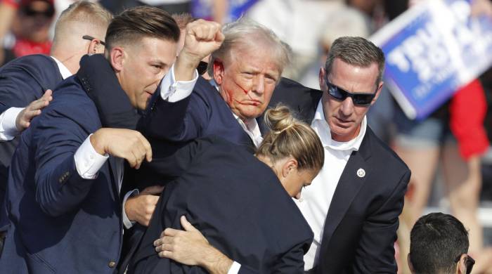 El expresidente estadounidense Donald Trump es sacado del escenario por el Servicio Secreto tras un el atentado que sufrió durante un mitin de campaña en el Butler Farm Show Inc. en Butler, Pensilvania (Estados Unidos).