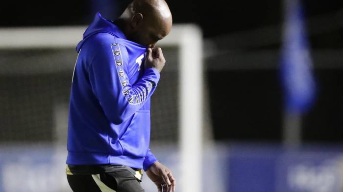 El entrenador de Tauro Felipe Baloy sale del campo luego de recibir tarjeta roja hoy, en la final de la Liga Panameña de Fútbol (LPF) contra el Tauro hoy, en el estadio Universitario F.C. en la ciudad de Coclé (Panamá).