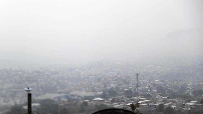 Fotografía del 8 de mayo de 2024 que muestra la capa de humo y contaminación que cubre la ciudad de Tegucigalpa (Honduras).