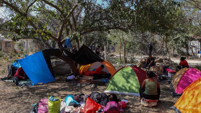 Migrantes descansan en un campamento improvisado, en una fotografía de archivo.