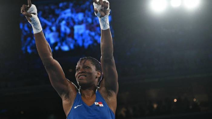 Atheyna Bylon celebrando su triunfo en la semifinales del boxeo 75 kg.