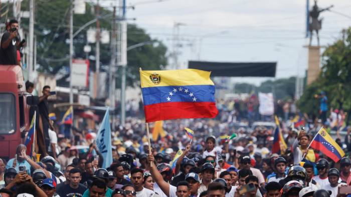 Simpatizantes de la líder opositora venezolana María Corina Machado, participan de un recorrido de campaña presidencial en Guanare, estado Portuguesa.