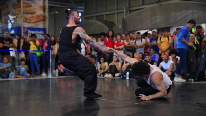 Dos artistas de la compañía Frantics Dance Company bailan este viernes en el metro