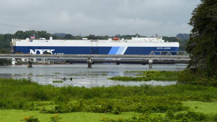 El carguero panameño Metis Leader navega por el Canal de Panamá en Gamboa, Panamá, el 28 de diciembre de 2024.